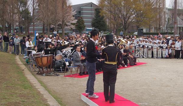 昨春まで通っていた松伏第二中の吹奏楽部の演奏が式典を盛り上げてくれました。