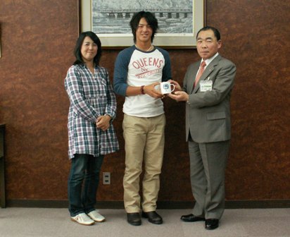 石川遼選手より、会田町長が代表でマグカップを受け取りました