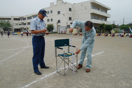 松伏第二小学校で放射線量の測定を行っているようすです