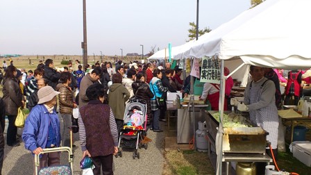 にぎわう模擬店のようすです！