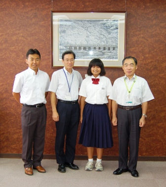 松伏中学校陸上部２年長原まりもさんが、町を表敬訪問しました