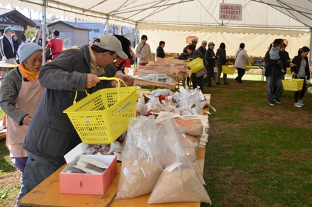 品評会で、上位入賞した農作物の販売です