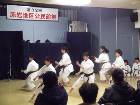 勇ましく・・・子どもたちが空手を披露します！