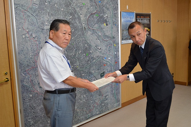 埼玉県東南部地域放射線対策協議会会長の高橋越谷市長が東京電力株式会社から回答書を受け取る。