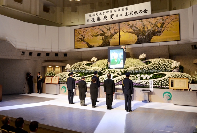 後藤純男画伯の作品を展示した祭壇に、献花を捧げ、故人を偲びました。
