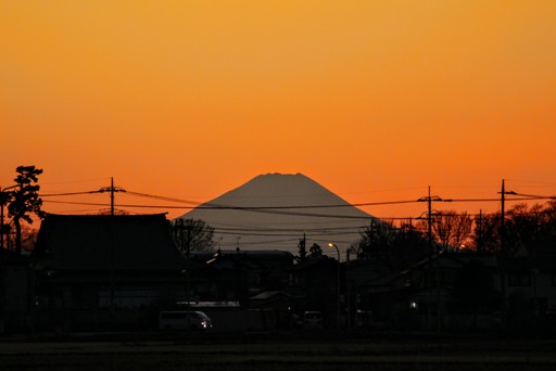 夕暮れに染まる富士山