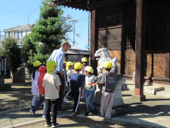 田島神社でお参りする子供たち